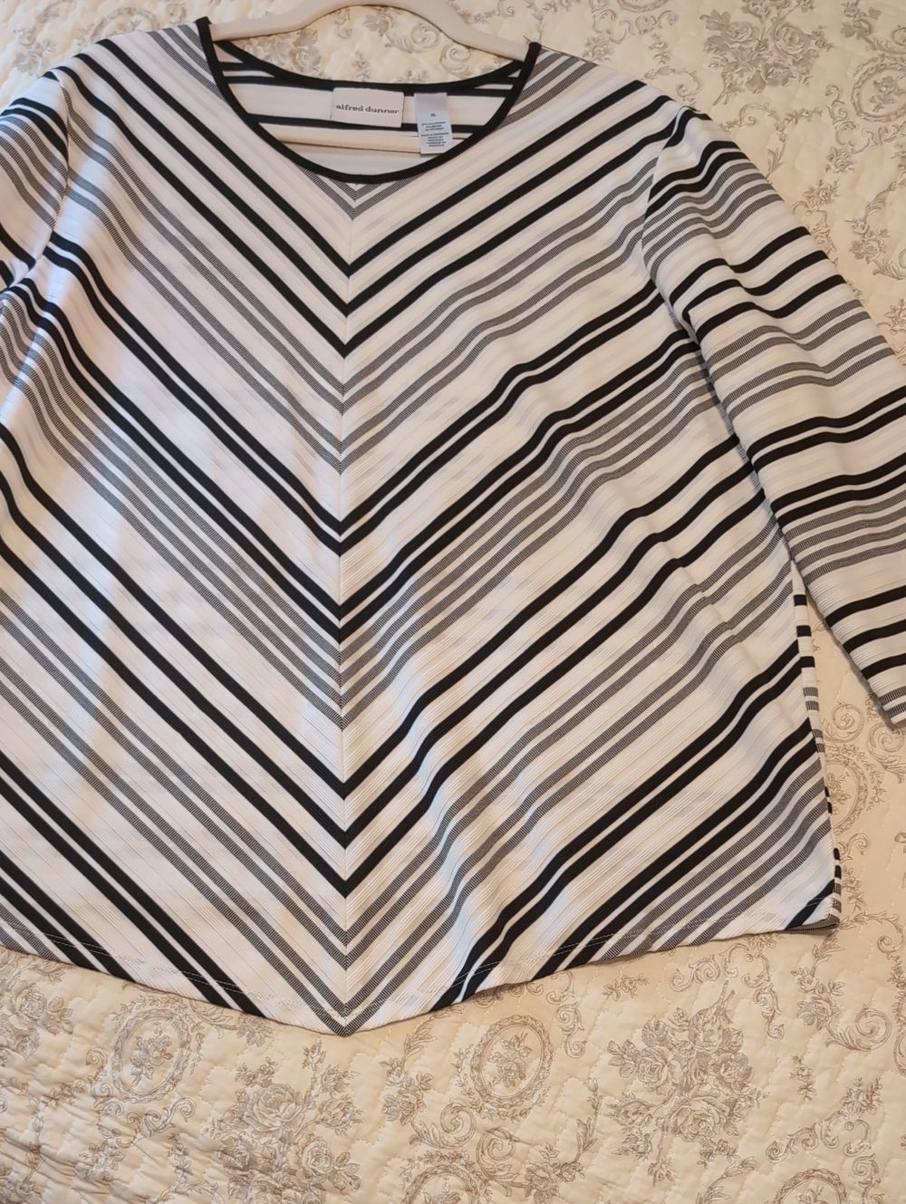 Alfred Dunner Black & White Chevron Stripe V-Neck Top